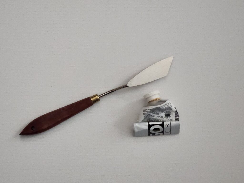 Spatula and acrylic tube. Espatula y tubo de pintura acrílica